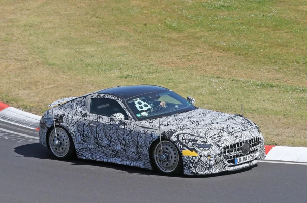 Nieuwe Mercedes-AMG GT 2023 gespot tijdens testen:
