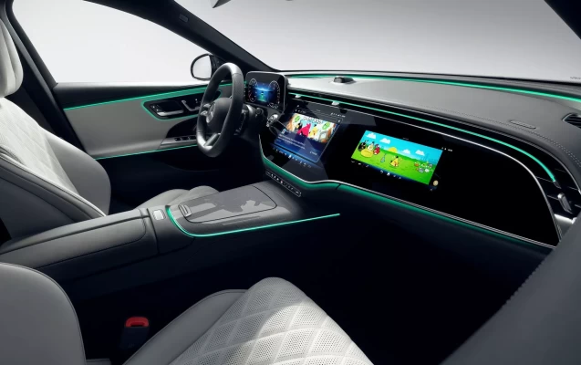 Introductie van de 2024 Mercedes E-Klasse met Superscreen, geïntegreerde TikTok en selfie camera: